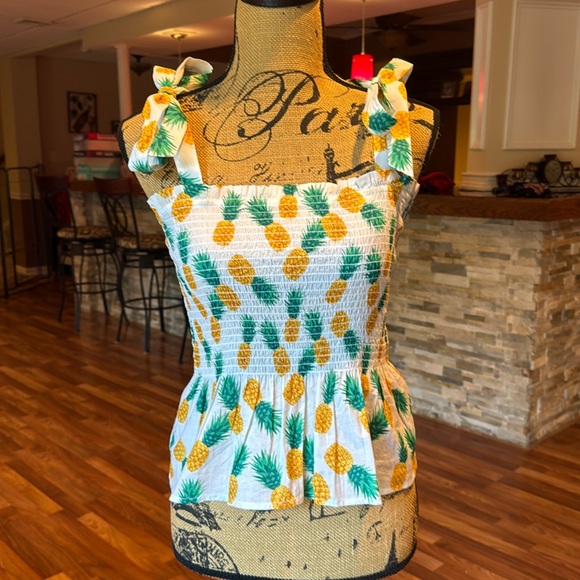J. Crew Tops - J. Crew size XSS cute white summer top with tie straps and pineapples all over